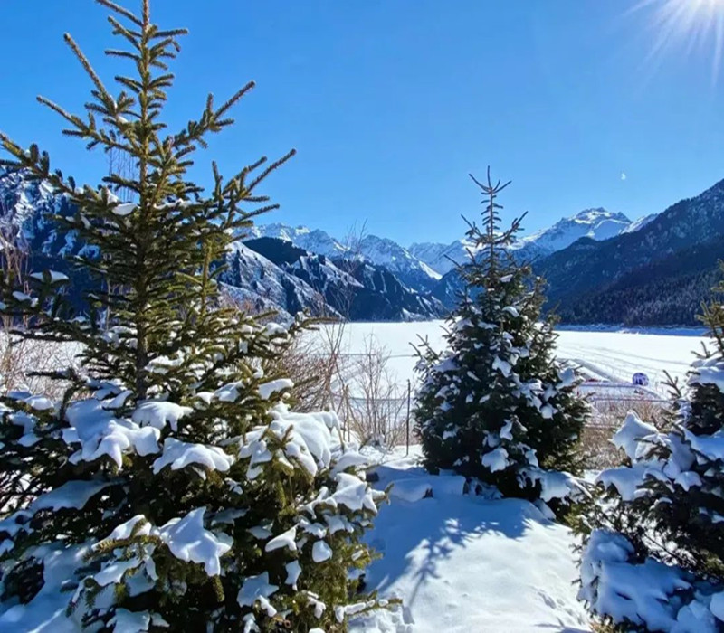 Reproduction of the Window of Tianshan and Tianchi